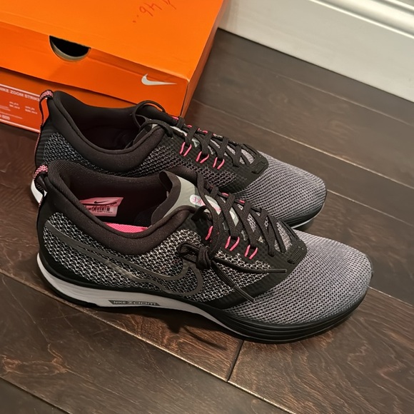 Nike women’s zoom strike NIB 12 - Picture 2 of 13